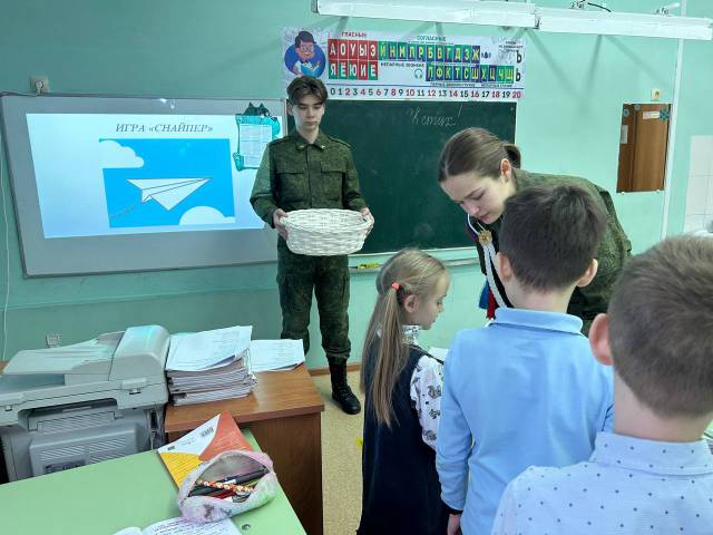 Шефство старших над младшими: дружба, помощь и поддержка.